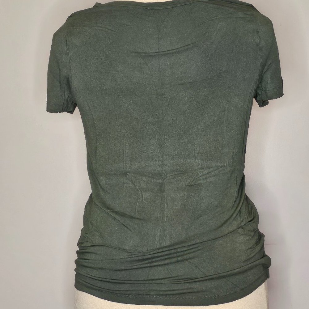 Fitted basic v-neck tee - Picture 2 of 3
